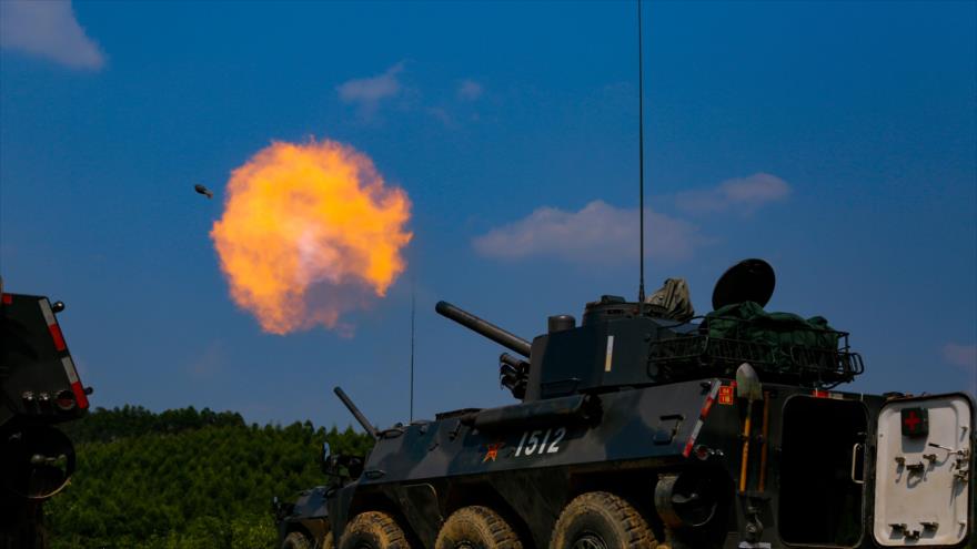 El lanzamiento de un mortero por el Ejército de China contra objetivos simulados durante un ejercicio militar, 23 de agosto de 2018. 