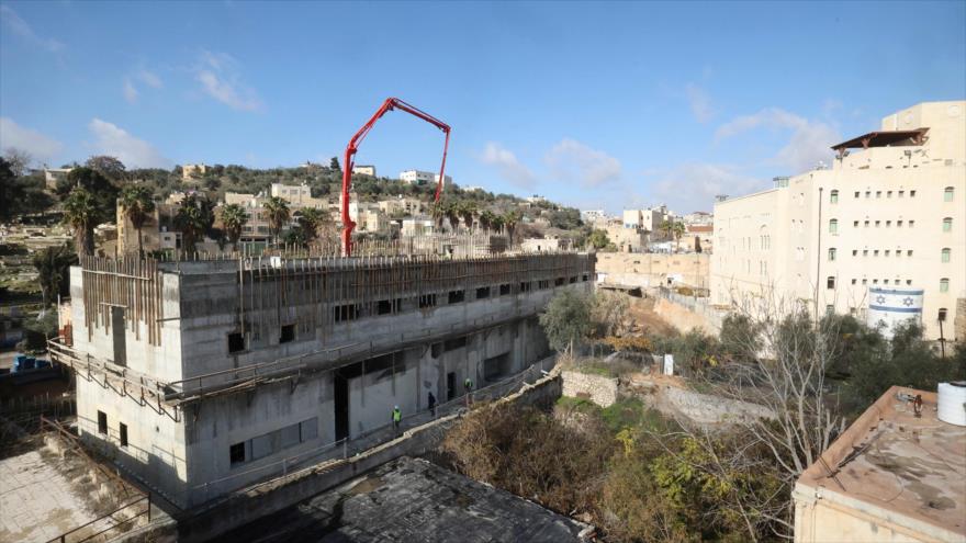 Los constructores israelíes trabajan en nuevos asentamientos en la ciudad palestina de Hebrón, 3 de enero de 2022. (Foto: AFP)