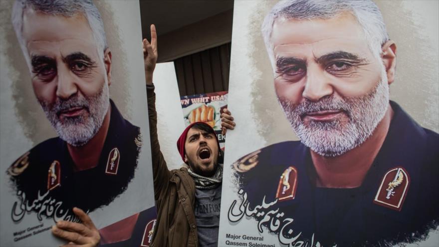 La gente porta la imagen del general iraní Qasem Soleimani, asesinado por EE.UU. en Irak.