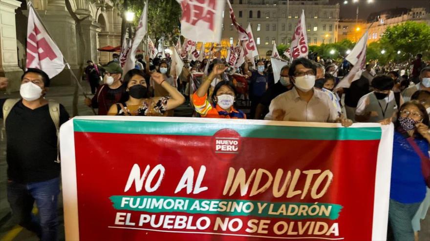 “Ni olvido ni perdón”: Peruanos protestan por indulto a Fujimori