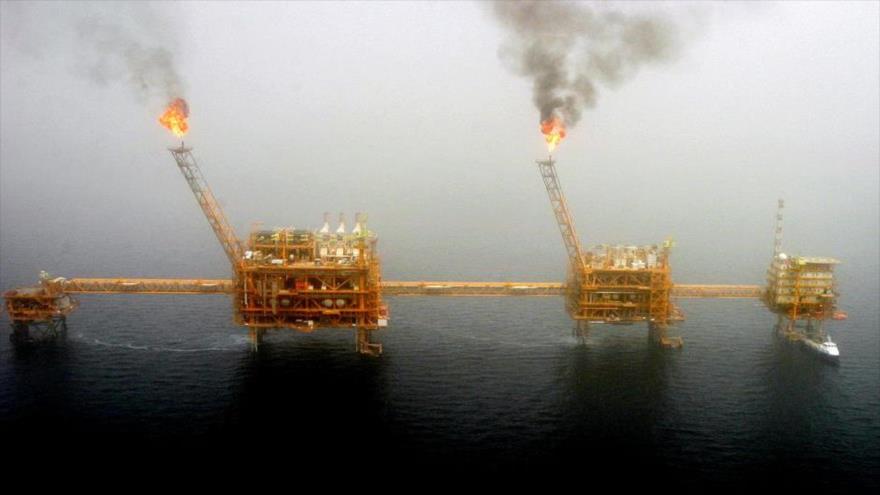Llamaradas de gas de una plataforma iraní de producción de petróleo en los campos petroleros de Sorush en el Golfo Pérsico.