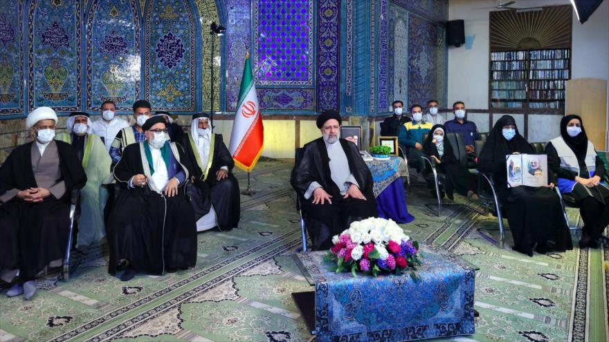 Presidente de Irán, Seyed Ebrahim Raisi (c.), ofrece un discurso televisivo en la Mezquita Yame de Joramshahr, 20 de marzo de 2022. (Foto: President.ir)