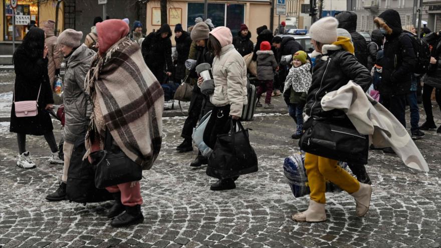 Refugiados de Ucrania llegan a la estación de tren en Przemysl, al este de Polonia, fronteriza con Ucrania, 9 de marzo de 2022. (Foto: AFP)