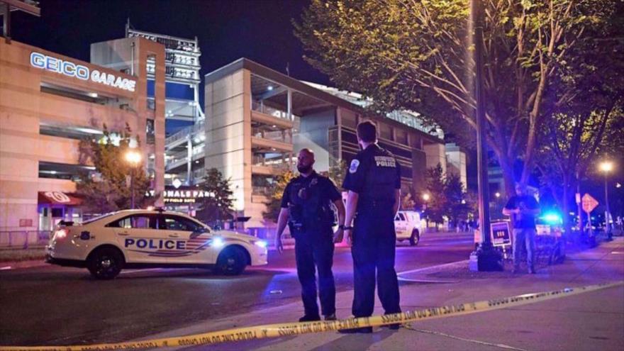Oficiales patrullan una calle tras un tiroteo en Washington, EE.UU., 17 de julio de 2021. (Foto: Getty Images)