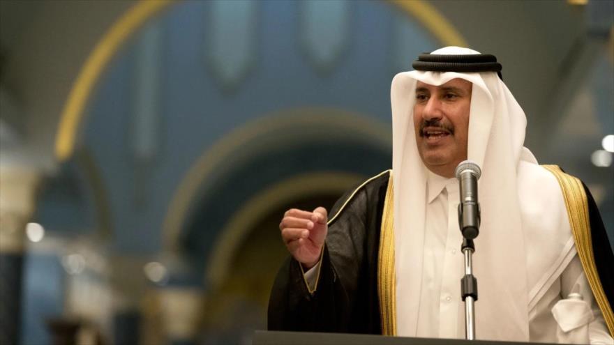 El exprimer ministro de Catar, Hamad bin Yasem al Zani, habla en un mitin.