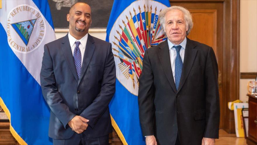 Arturo McFields Yescas (izq.) junto al secretario general de la OEA, Luis Almagro.