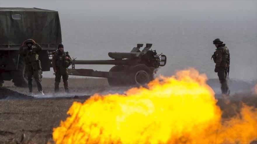 Combatientes del batallón Azov realiza entrenamiento de artillería en el pueblo de Urzuf. (Foto: Reuters)
