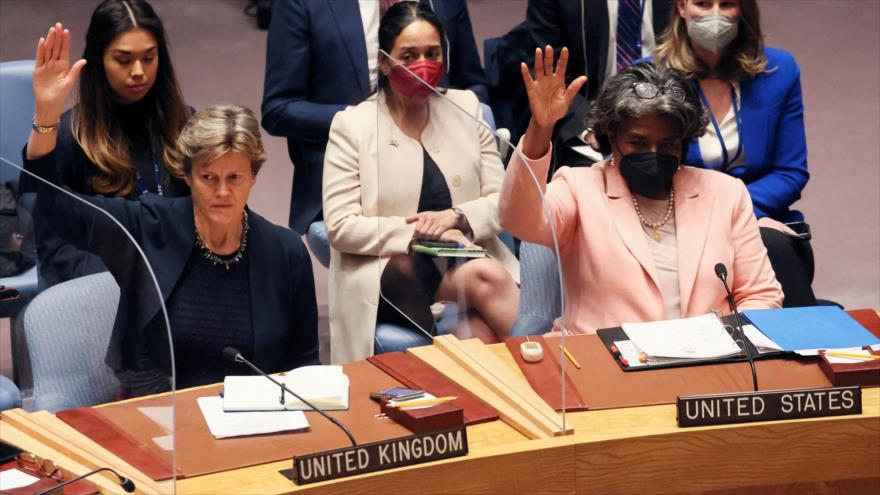 Embajadora de EE.UU. ante la ONU (dcha.) y su par británica participan en una sesión del CSNU, Nueva York, EE.UU., 23 de marzo de 2022. (Foto: Reuters)