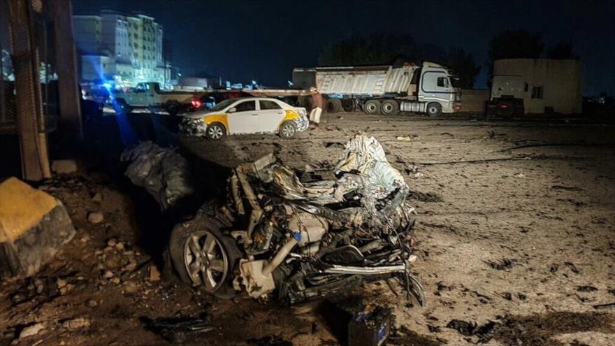 Restos del automóvil destruido en el atentado con coche bomba cerca de la ciudad sureña de Adén, Yemen, 23 de marzo de 2022. (Foto: AFP)