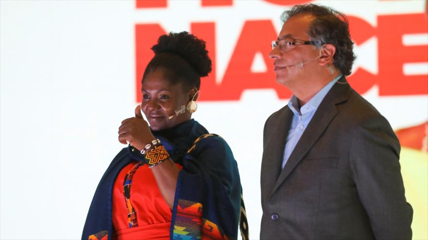 Una afrolatina milita como mano derecha de Petro, ¿le da para bien?