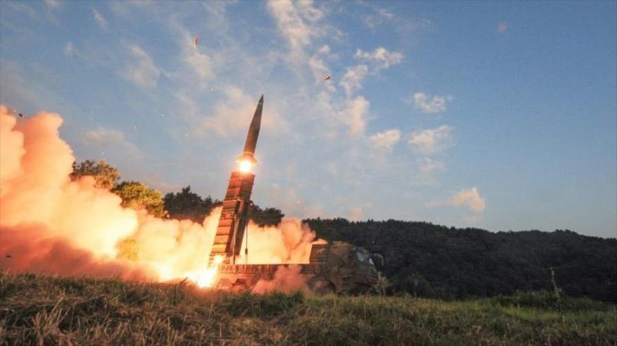 El momento de lanzamiento de un misil tierra-tierra Hyunmoo-2 del Corea del Sur. 