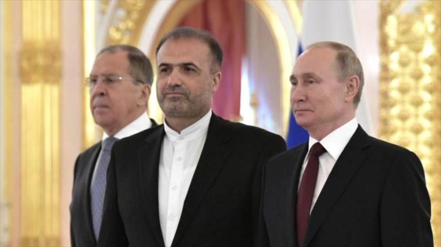 El embajador iraní en Moscú, Kazem Yalali (c) y el presidente ruso, Vladimir Putin (dcha.), y el canciller ruso, Serguéi Lavrov (izda.).