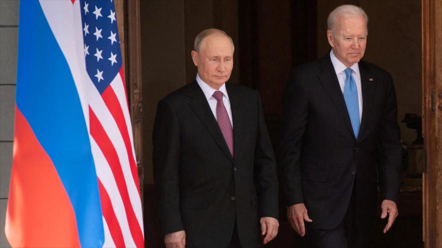 El presidente de EE.UU., Joe Biden (dcha.), y su par ruso, Vladimir Putin, en Ginebra, Suiza, 16 de junio de 2021. (Foto: Reuters)