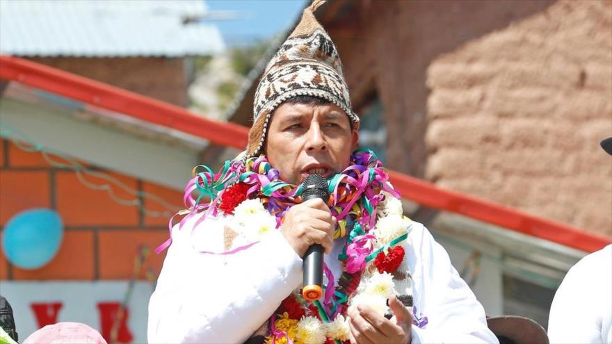 Pedro Castillo denuncia “chantajes y círculo mediático” en su contra
