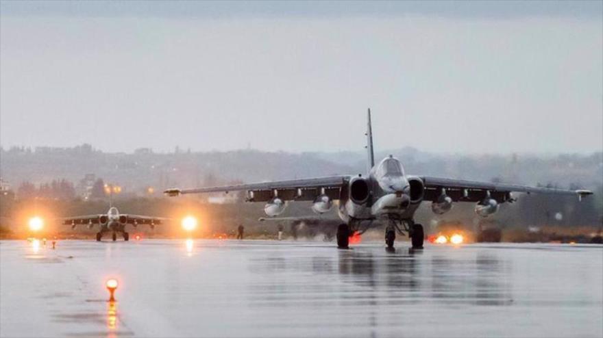 Aviones de combate Su-25 de la Fuerza Aérea de Rusia en la base aérea de Hmeimim en Latakia, en el oeste de Siria.