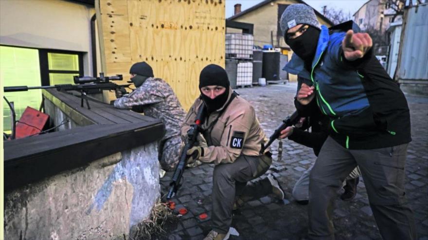 Entrenadores israelíes ofreciendo formación militar a los militares ucranianos en un lugar no identificado en Ucrania. (Foto: Ynetnews)