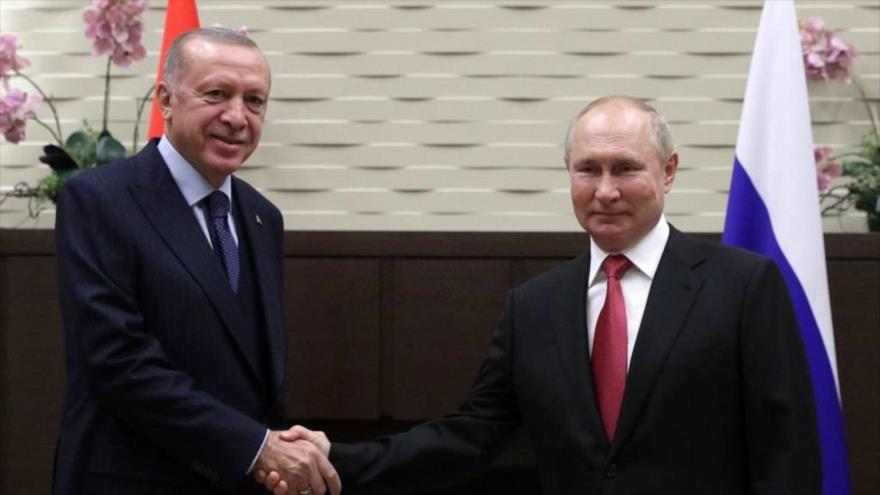 El presidente ruso, Vladimir Putin, (dcha.) y su par turco, Recep Tayyip Erdogan, en Sochi (Rusia), 29 de septiembre de 2021. (Foto: AFP) 