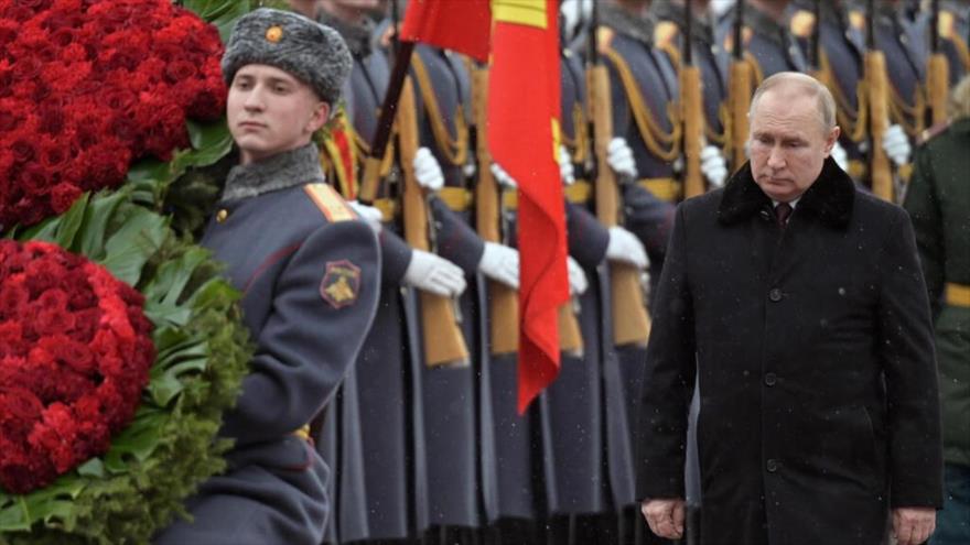 Presidente ruso, Vladimir Putin, asiste a ceremonia para conmemorar Día del Defensor de Patria, en Moscú, Rusia, 23 de febrero de 2022.
