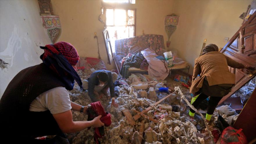 Los yemeníes inspeccionan los daños luego de los ataques aéreos de la coalición saudí contra la capital, Saná, 18 de enero de 2022. (Foto: AFP)