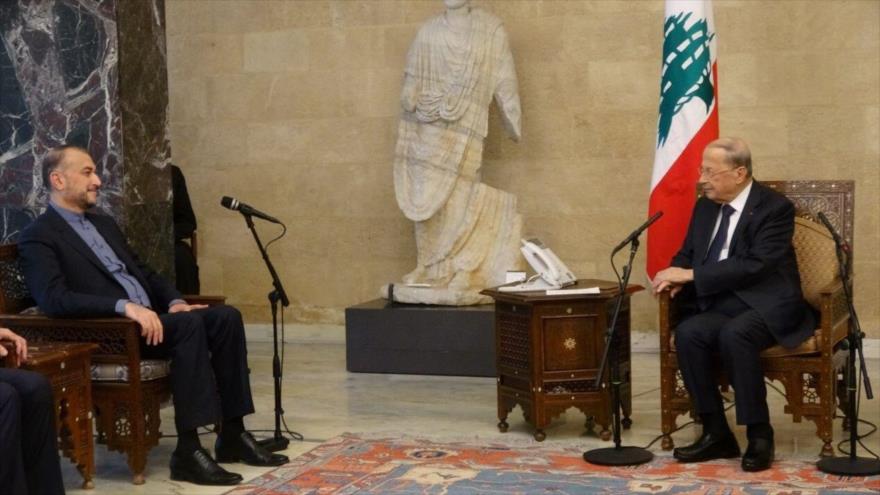 El presidente libanés, Michel Aoun (dcha.) y el canciller iraní, Hosein Amir Abdolahian, en Beirut, 25 de marzo de 2022. 