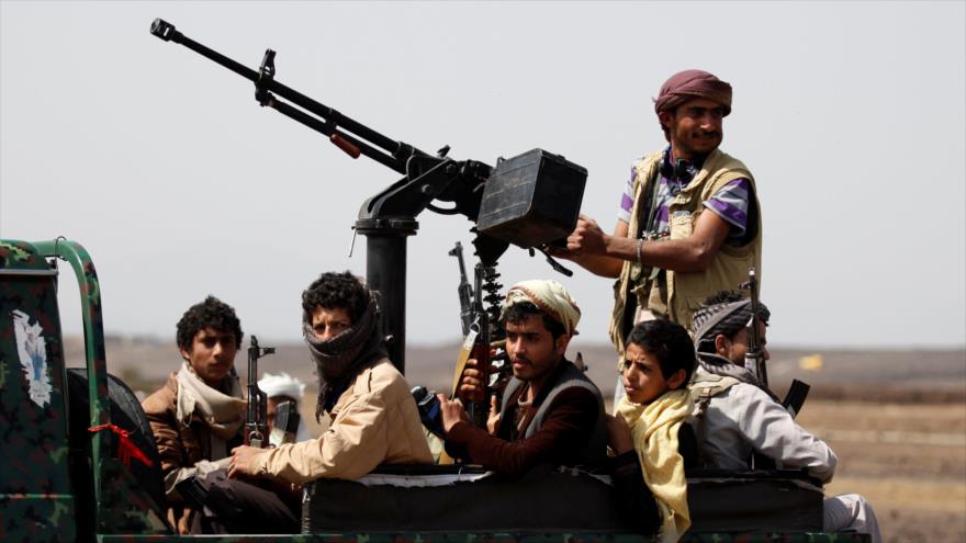 Combatientes del movimiento popular yemení Ansarolá patrullan en un área rural cerca de Saná, Yemen. (Foto: Reuters)