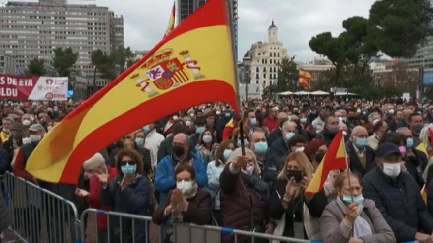 Miles de personas protestan en Madrid contra políticas de Sánchez