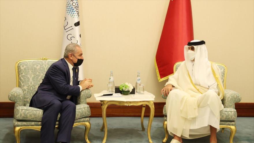 El emir de Catar, el sheij Tamim bin Hamad al Thani (dcha.), y el premier palestino, Muhamad Shtayeh, en Doha, 26 de marzo de 2022.
