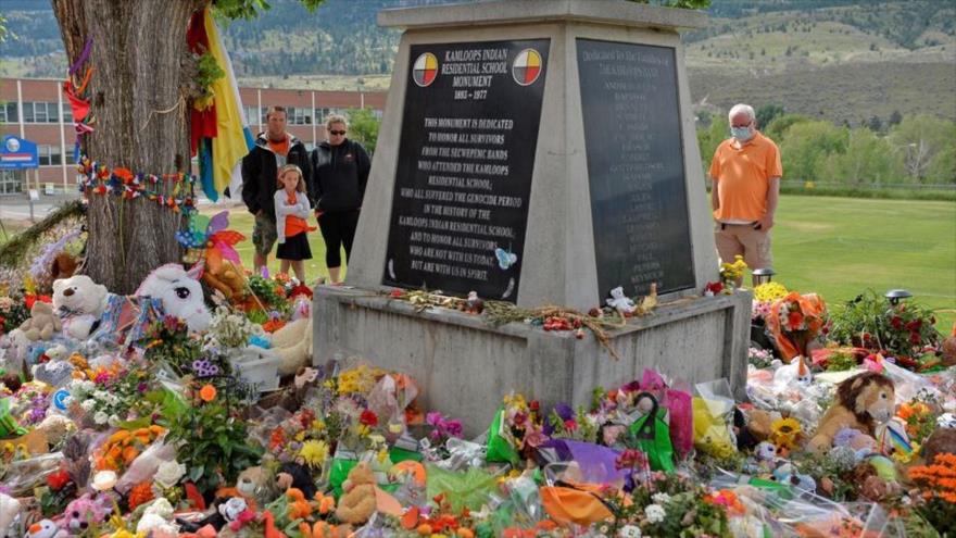 Un monumento del genocidio indígena en terrenos de antigua escuela residencial Kamloops, en Columbia Británica, Canadá. (Foto: Reuters)