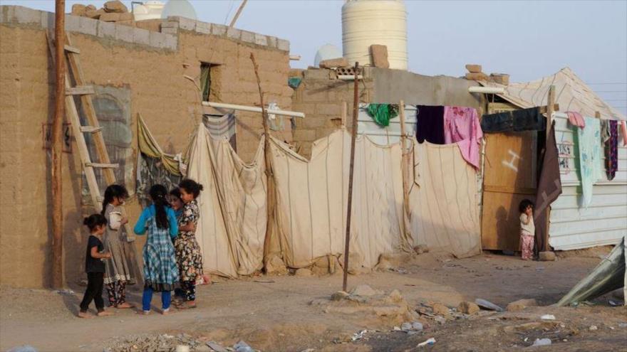  Niñas yemeníes juegan en un campamento en la provincia de Marib, Yemen, 10 de mayo de 2021. (Foto: Reuter) 