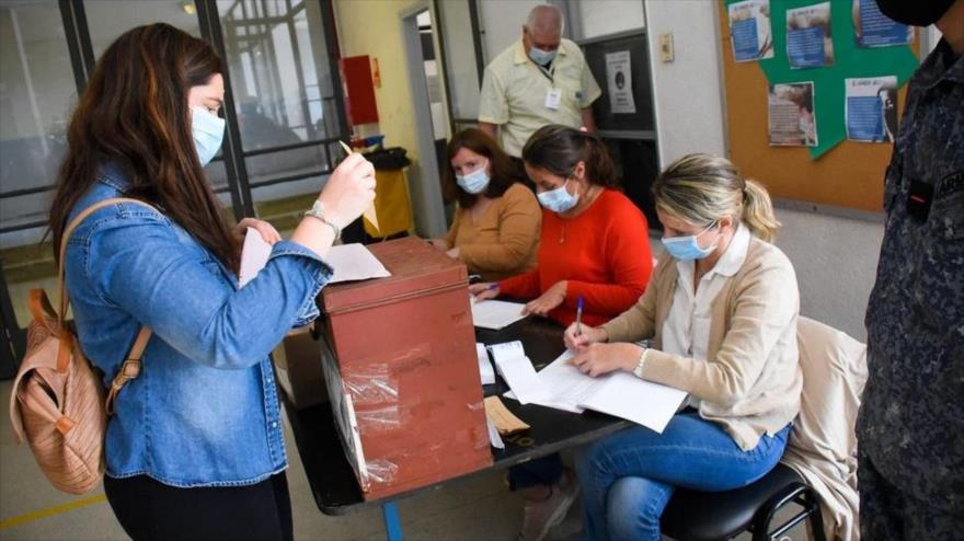 Una uruguaya ejerce su derecho al voto en un colegio electoral, 27 de marzo de 2022. (Foto: El Observador)
