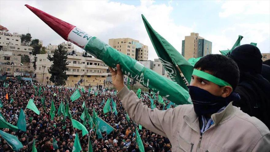 Un joven palestino sostiene un modelo de un cohete fabricado por HAMAS en una manifestación en Hebrón, sur de la ocupada Cisjordania. (Foto: Reuters)