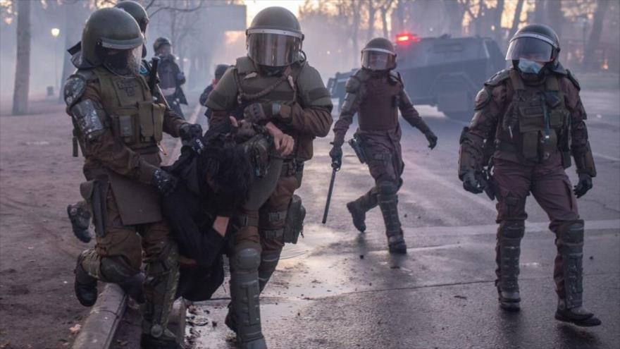 Carabineros de Chile detienen a manifestante en una protesta. (Foto: Getty Images)