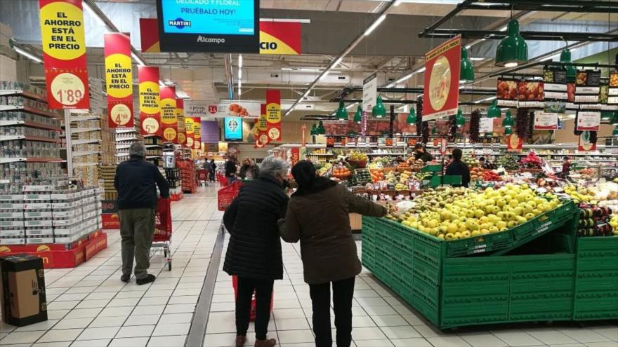 Gente comprando en un supermercado de Alcampo en Madrid, capital de España, 21 de enero de 2022. (Foto: Getty Images)