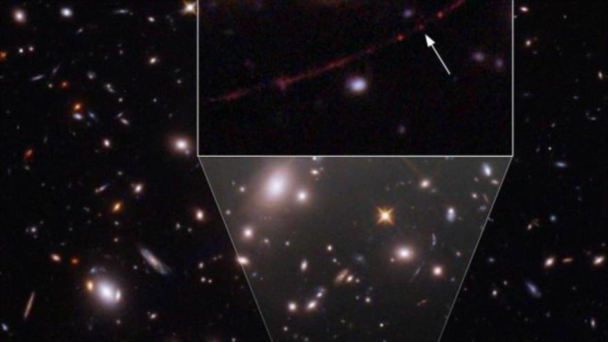 Estrella Earendel, indicada con una flecha, detectada por telescopio Hubble. (Foto: EFE)