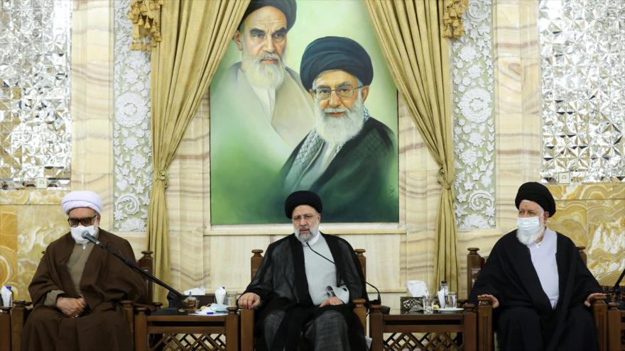El presidente de Irán, Seyed Ebrahim Raisi (centro), habla en una reunión con eruditos y clérigos en Mashad, 31 de marzo de 2022. (Foto: President.ir)