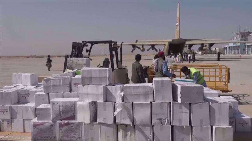 Un avión iraní entrega cargas de ayuda humanitaria en un aeropuerto en Afganistán.