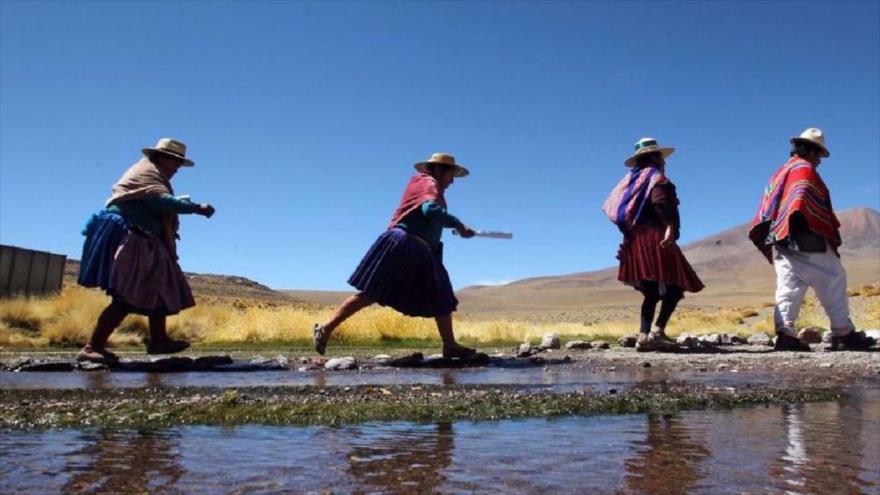 Indígenas aymaras caminan por los manantiales de Silala, en el departamento de Potosí, suroeste de Bolivia, a 4 km de la frontera con Chile. (Foto: AFP)