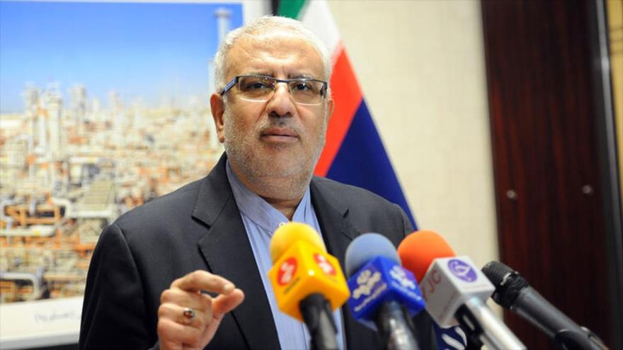 El ministro de Petróleo iraní, Yavad Oyi, habla con la prensa.