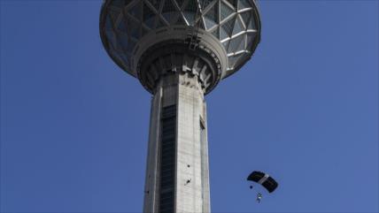 Paracaidistas saltan desde Torre Milad por Día de República Islámica