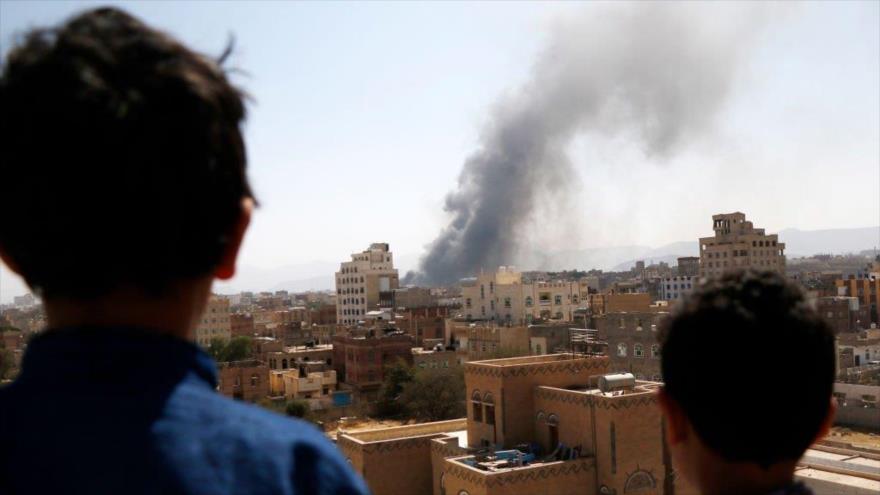 Niños observan el humo que se eleva sobre el área residencial tras ataques aéreos de la coalición saudí en Saná, Yemen. (Foto: Getty Images)