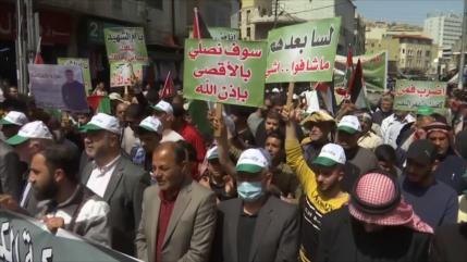 Jordanos protestan para expresar su apoyo al pueblo palestino