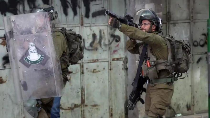 Soldado israelí abre fuego contra los manifestantes palestinos en la ciudad de Al-Jalil (Hebrón), Cisjordania, 1 de abril de 2022. (Foto: TheGuardian)