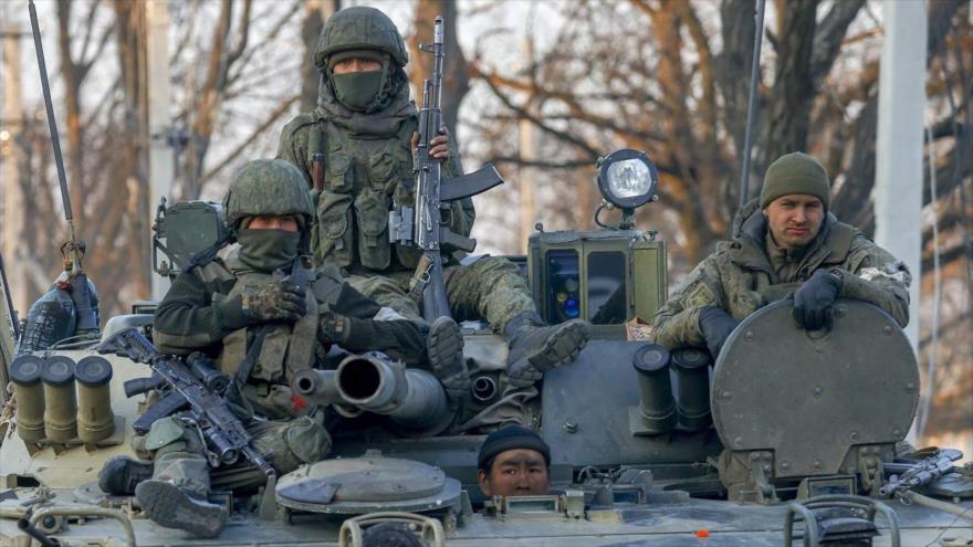 Soldados rusos en el distrito de Volnovakha en Donetsk, controlado por los prorrusos, 26 de marzo de 2022. (Foto: Anadolu a través de Getty Images)