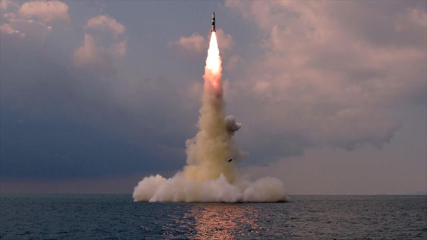 Momento de lanzamiento de un misil balístico por Corea del Norte en un lugar no revelado, 19 de octubre de 2021. (Foto: AFP)