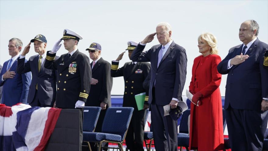 Vídeo: Biden se duerme de pie, esta vez en una ceremonia militar