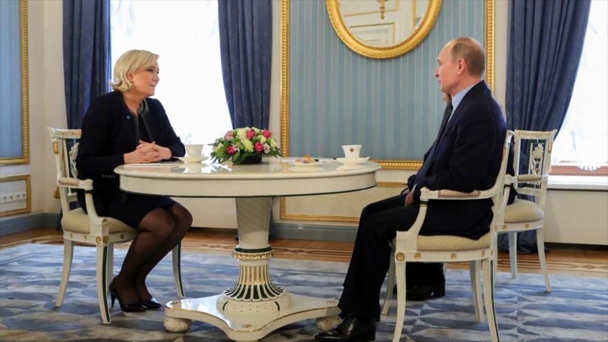 Candidata presidencial francesa de Marine Le Pen en una reunión con el presidente ruso, Vladimir Putin, en Kremlin, Moscú, 24 de marzo de 2017.