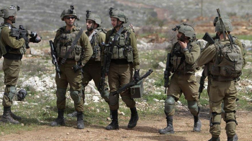 Soldados israelíes vistos custodiando el asentamiento ilegal de Migdalim, 29 de marzo de 2022. (Foto: Getty Images)