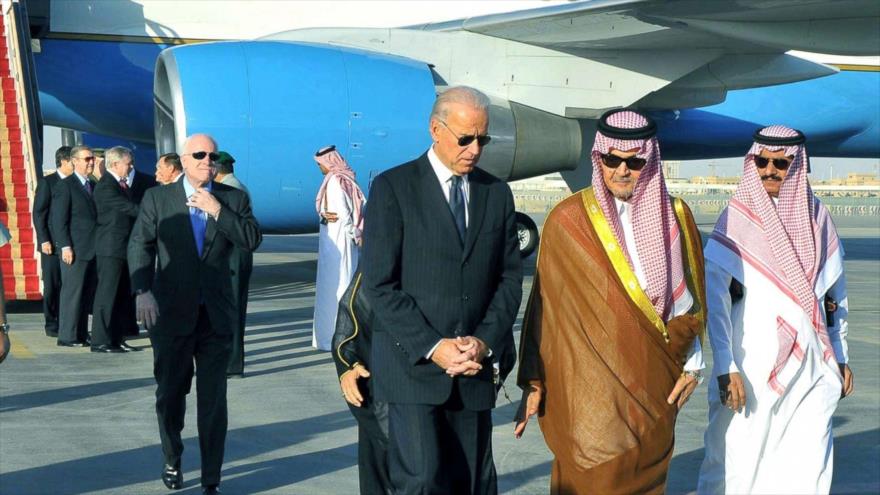 El entonces vicepresidente y ahora presidente de EE.UU. Joe Biden (c) llega a Riad, Arabia Saudí, octubre de 2011. (Foto: AFP)