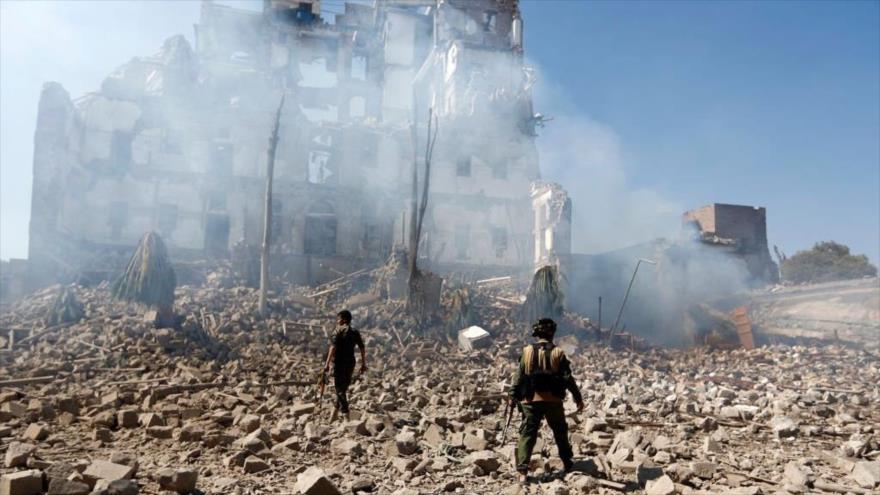 Yemeníes inspeccionan los daños provocados por un ataque aéreo saudí en Saná, capital. (Foto: AFP)