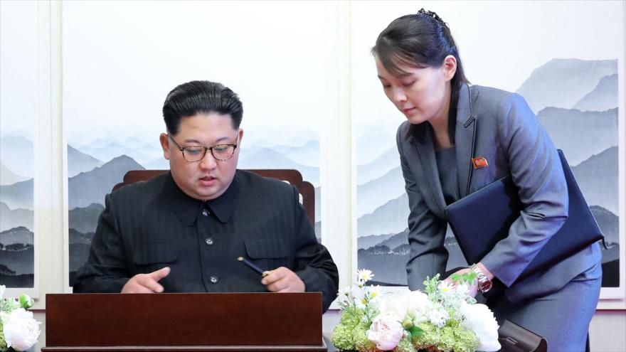 El líder norcoreano, Kim Jong-un, y su hermana, Kim Yo-jong, Panmunjon, 27 abril de 2018. (Foto: AFP)